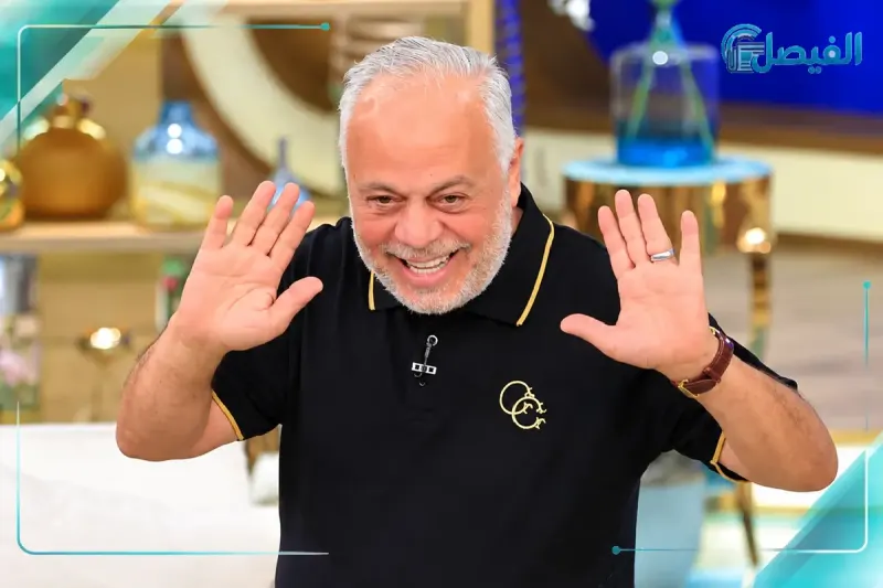 أشرف زكي يدافع عن إطلالات الفنانات