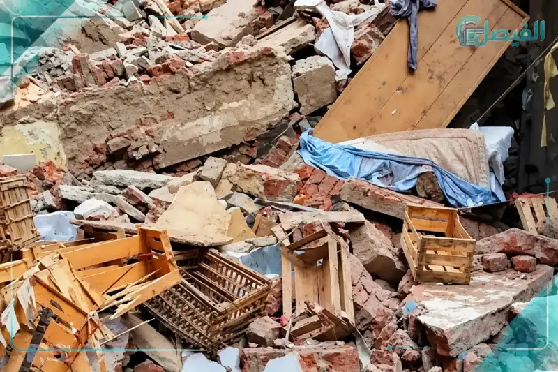 آثار انهيار عقار سكني بالمحلة الكبرى وسط الأنقاض والركام