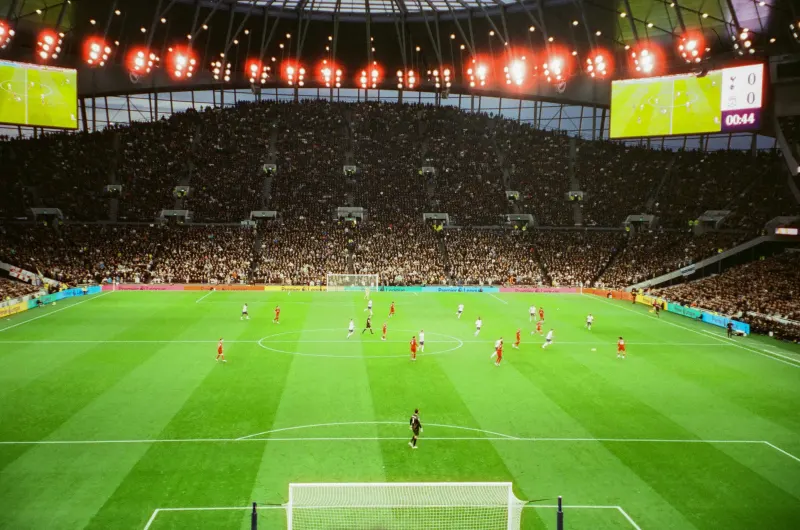 صورة تعبيرية حماسية لاستاد كرة قدم ممتلئ بالجماهير، ترمز إلى بث مباريات كأس العالم 2026 عبر القنوات المفتوحة والترددات المجانية على نايل سات
